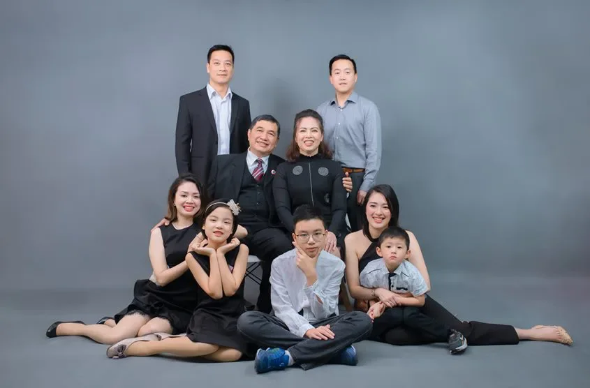 Chụp ảnh gia đình đẹp trong studio tại Hà Nội, phông ghi đơn sắc trang