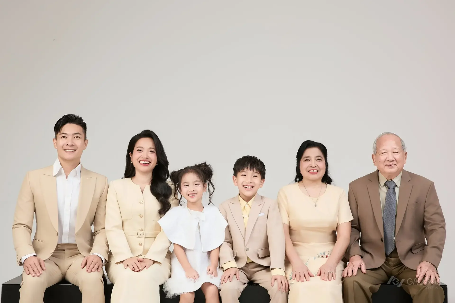 Chụp ảnh gia đình tại HN & TP HCM | 5.0☆ Google | Gạo Nâu
