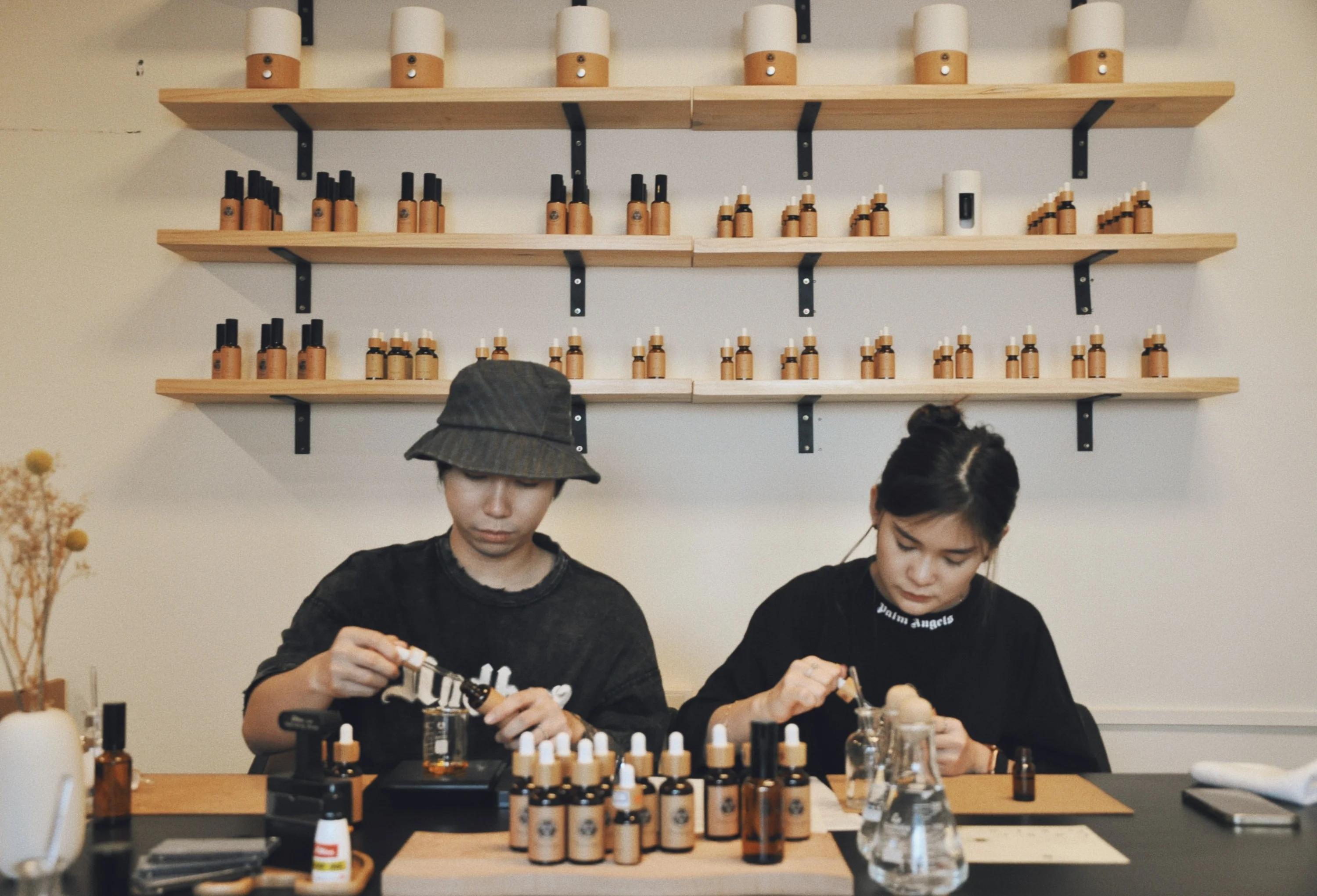 ảnh đại diện đẹp cho người sáng tạo nước hoa, hai bạn trẻ đang pha chế tinh dầu trong xưởng tối giản chuyên nghiệp