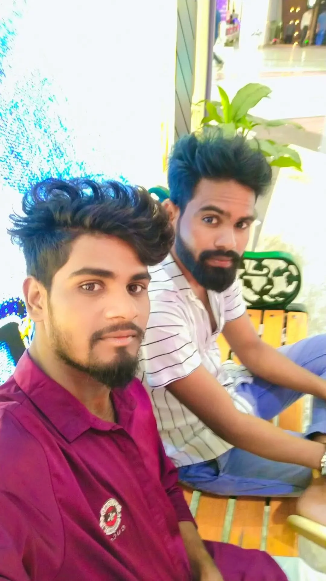 Hai chàng trai chụp ảnh selfie trong không gian sáng sủa