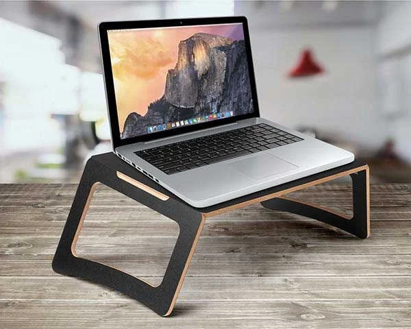 Laptop trên giá đỡ gỗ trong không gian làm việc hiện đại
