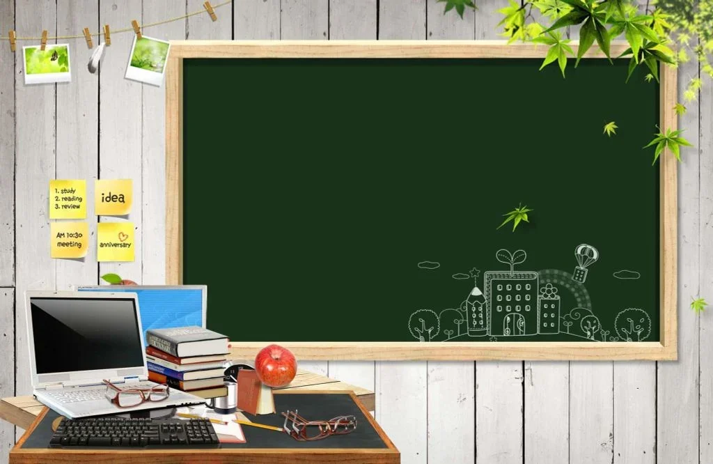 Hình ảnh nền đẹp cho powerpoint lớp học thực tế với bảng đen, bàn học và máy tính